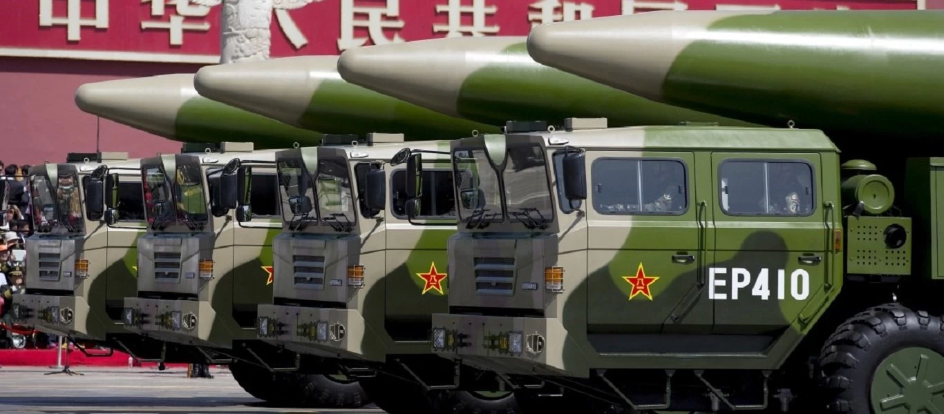 Η Κίνα «απάντησε» στις ΗΠΑ με εκτόξευση πυραύλων στη Νότια Σινική Θάλασσα